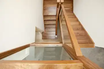 closed riser closed string glass stairs